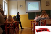 Policjantka prowadząca spotkanie z uczniami
