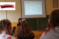 Policjantka prowadząca spotkanie z uczniami