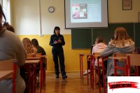 Policjantka prowadząca spotkanie z uczniami