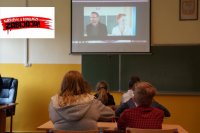 Policjantka prowadząca spotkanie z uczniami