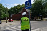 Policjant drogówki stoi przed przejściem dla pieszych