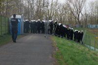 Mundurowi ćwiczący na stadionie