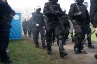 Mundurowi ćwiczący na stadionie