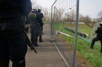 Mundurowi ćwiczący na stadionie