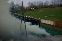 Mundurowi ćwiczący na stadionie