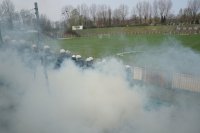 Mundurowi ćwiczący na stadionie