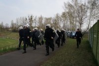 Mundurowi ćwiczący na stadionie