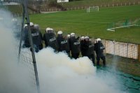 Mundurowi ćwiczą na stadionie