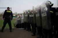 Mundurowi ćwiczą na stadionie