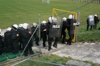 Mundurowi ćwiczą na stadionie