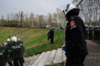 Mundurowi ćwiczą na stadionie