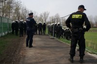 Mundurowi ćwiczą na stadionie