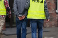 Zatrzymany prowadzony przez policjantów