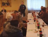 Dzielnicowy prowadzący spotkanie