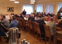 Dzielnicowy prowadzący spotkanie