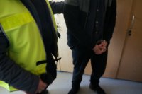 Policjant z zatrzymanym mężczyzną