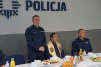 Prowadzący spotkanie i zebrani goście