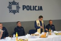 Prowadzący spotkanie i zebrani goście