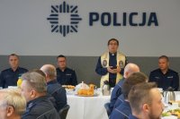 Prowadzący spotkanie i zebrani goście