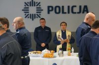 Prowadzący spotkanie i zebrani goście