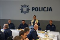 Prowadzący spotkanie i zebrani goście