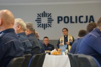 Prowadzący spotkanie i zebrani goście