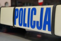 Sygnalizator świetlny na radiowozie z napisem Policja
