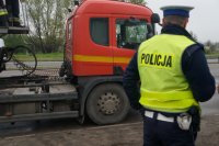 Policjant drogówki a w tle TIR