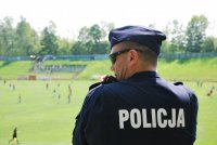 Komendant Dziurka obserwuje kibiców na stadionie