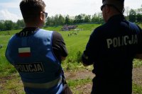 Policjanci obserwują kibiców na stadionie