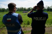 Policjanci obserwują kibiców na stadionie