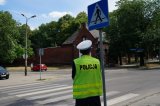 Policjant drogówki przed przejściem dla pieszych