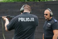 Policjant oddający strzały pod okiem instruktora