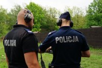 Policjant oddający strzały pod okiem instruktora