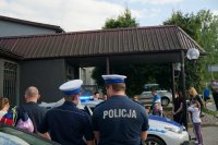 policjanci przy radiowozie