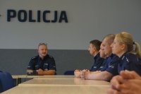 policjanci siedzący za stołem