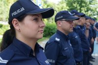 policjanci stoją w rzędzie