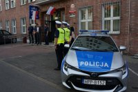 policjanci przed budynkiem