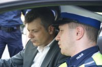 policjant z mężczyną w samochodzie