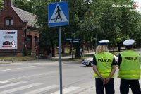 dwóch policjantów przy przejściu dla pieszych