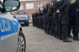 grupa policjantów stoi w szeregu