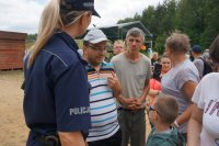 Policjantka rozmawiająca z uczestnikami