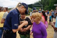 Policjantka wręczająca odblaski