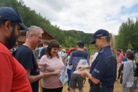 Policjantka rozmawiająca z uczestnikami pikniku