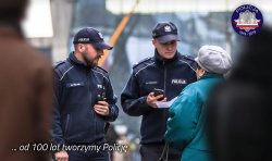 dwóch policjantów rozmawia z przechodniem