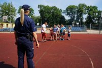 policjantka stoi przed grupą dzieci