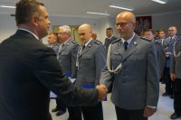 mężczyzna gratuluje policjantom