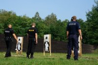 Policjanci w trakcie strzelania