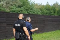 Policjant po zakończeniu strzelania