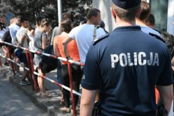 policjant na testach sprawnościowych